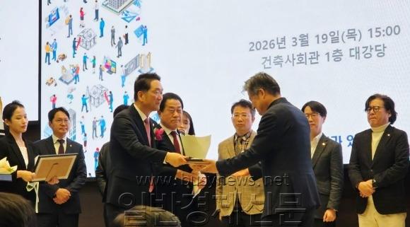 [ũ�⺯ȯ][����2] ���¼� �������ȸ ���ð����������� ���๮ȭ ������ �⿩�� ����翡�� �������ȸ ����ǥâ�� �����ϰ� �ִ�..jpg